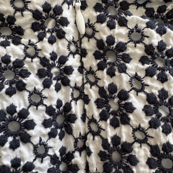 Ann Taylor beautiful Navy and white embroidered floral pencil skirt - Picture 4 of 7